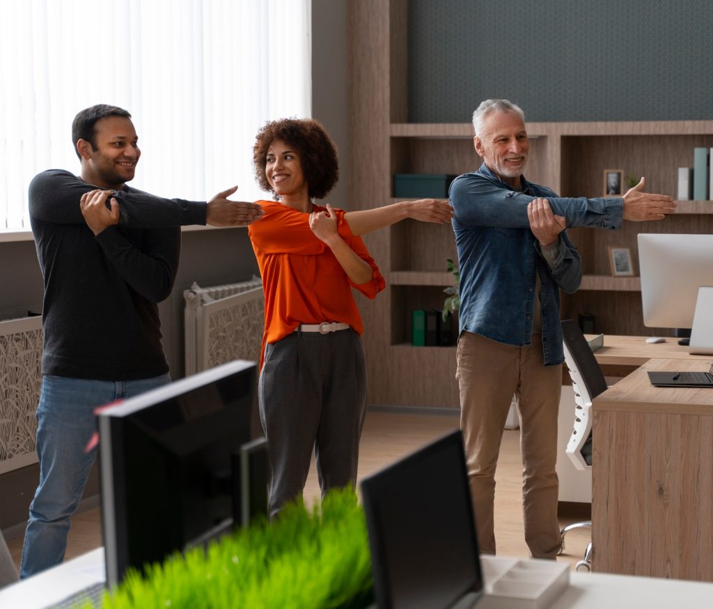 Angestellte beim Beweglichkeitstraining im Büro
